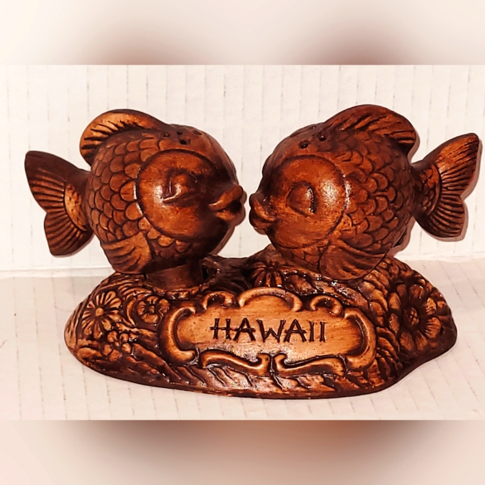 Vintage Hawaiian kissy face fish salt and pepper shakers.